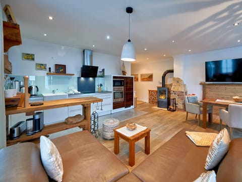 TV and multimedia, Kitchen or kitchenette, Living room, Seating area, fireplace