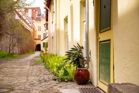 Property building, Quiet street view