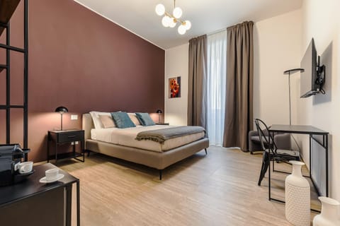 Bed, TV and multimedia, Photo of the whole room, Decorative detail, Bedroom, internet, air conditioner