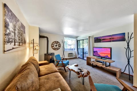 Day, TV and multimedia, Living room, fireplace, furniture, air conditioner