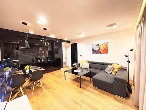 TV and multimedia, Kitchen or kitchenette, Living room, Seating area, Dining area