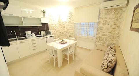 Communal lounge/ TV room, TV and multimedia, Kitchen or kitchenette, Living room, Dining area, Communal kitchen