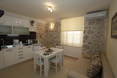 TV and multimedia, Kitchen or kitchenette, Seating area, Dining area