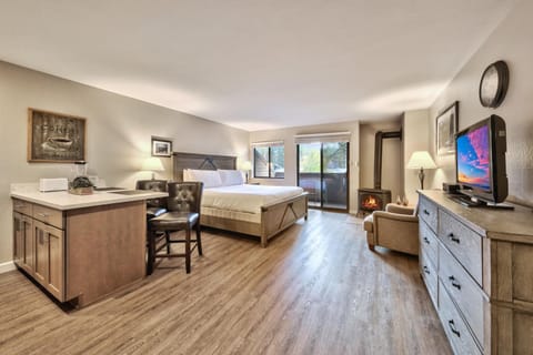 Bed, TV and multimedia, Balcony/Terrace, Kitchen or kitchenette, Seating area, Bedroom, fireplace, furniture