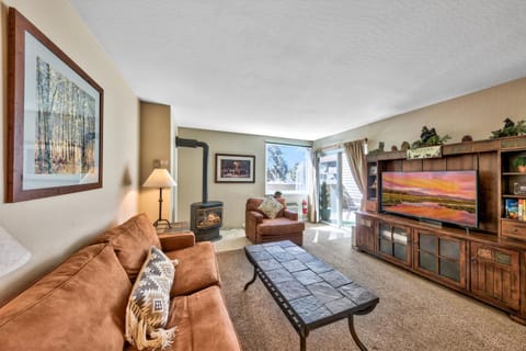 TV and multimedia, Living room, Seating area, fireplace, furniture