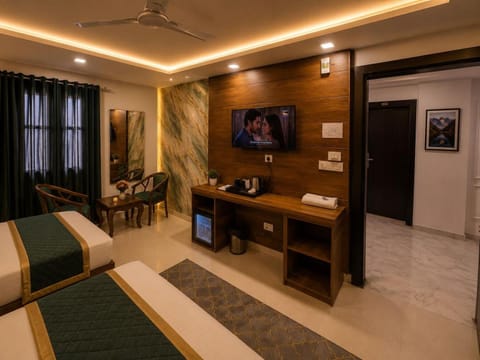 Property building, Bed, TV and multimedia, Living room, Photo of the whole room, Seating area, Dining area, Bedroom, fireplace