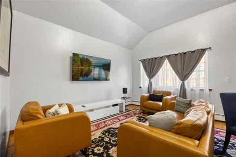 TV and multimedia, Living room, Seating area, Evening entertainment