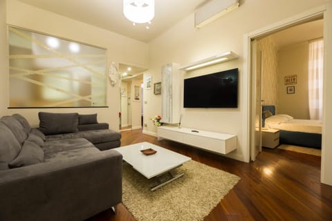 TV and multimedia, Living room, Seating area, air conditioner