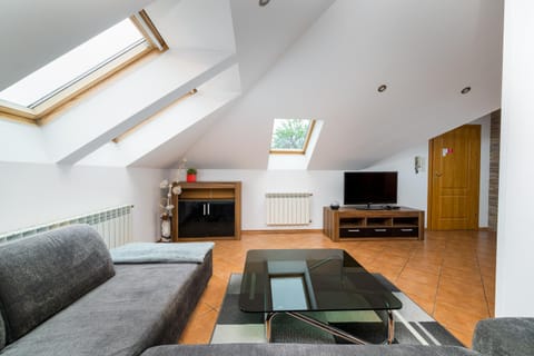 TV and multimedia, Living room, Seating area, Evening entertainment