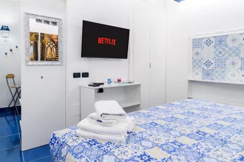 Bed, TV and multimedia, Photo of the whole room, Bedroom, towels
