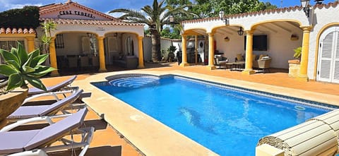 Property building, Day, Swimming pool, Swimming pool, sunbed