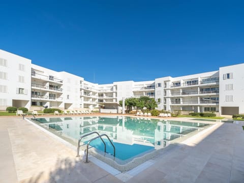 Property building, Swimming pool, sunbed
