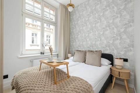 Bed, Seating area