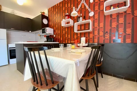 Kitchen or kitchenette, Dining area, oven, stove