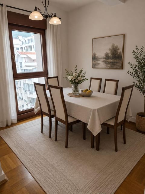 Seating area, Dining area