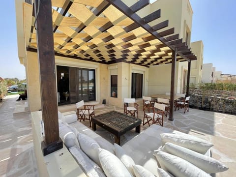 Property building, Patio, Day, Night, Balcony/Terrace, Seating area, Dining area, Entertainment, Entertainment, Location, Sunset
