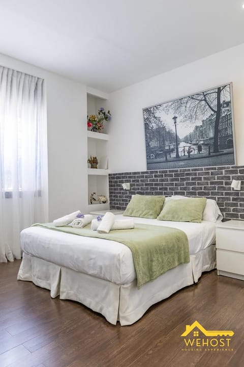 Bed, Bedroom, towels