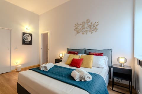 Photo of the whole room, Bedroom, towels