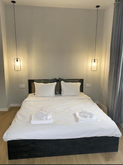 Bed, Photo of the whole room, Bedroom, towels