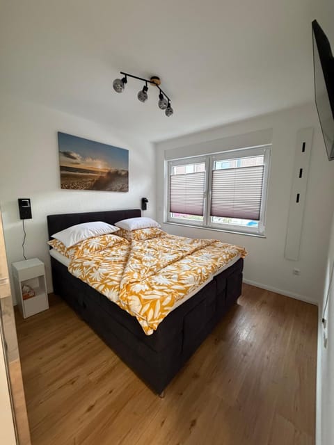 Bed, TV and multimedia, Bedroom