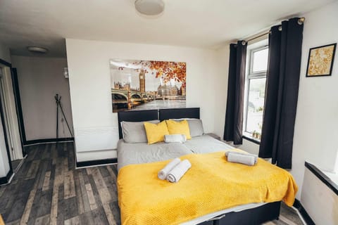 Bed, Living room, Photo of the whole room, Bedroom, towels