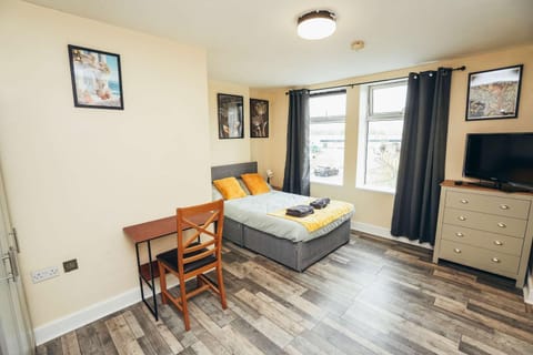 Communal lounge/ TV room, Bed, TV and multimedia, Photo of the whole room, Evening entertainment, Bedroom
