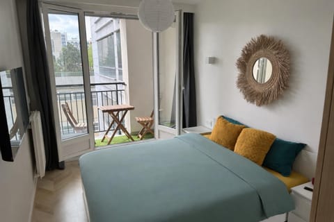 Bed, TV and multimedia, Balcony/Terrace, Photo of the whole room, Bedroom, wardrobe