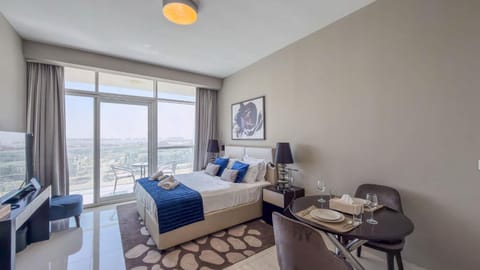 Bed, TV and multimedia, Living room, Photo of the whole room, Seating area, Bedroom