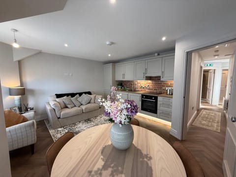 Kitchen or kitchenette, Living room, Seating area, Dining area