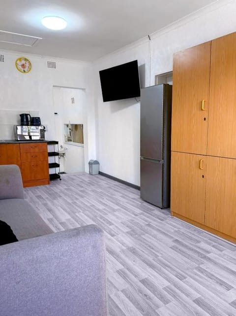 TV and multimedia, Kitchen or kitchenette, oven, wardrobe