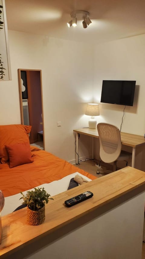 Bed, TV and multimedia, Bedroom