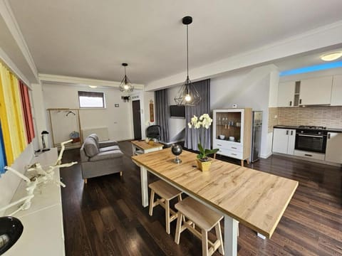 Kitchen or kitchenette, Dining area, minibar, oven, stove