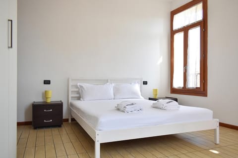 Bed, Bedroom, towels