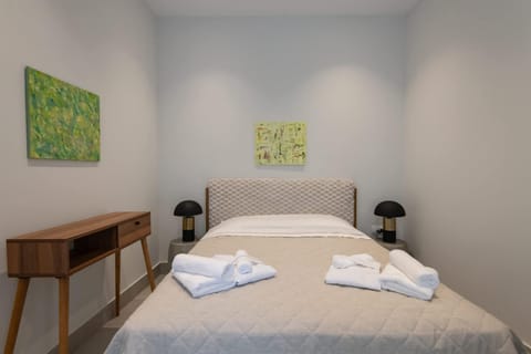 Bed, Photo of the whole room, towels