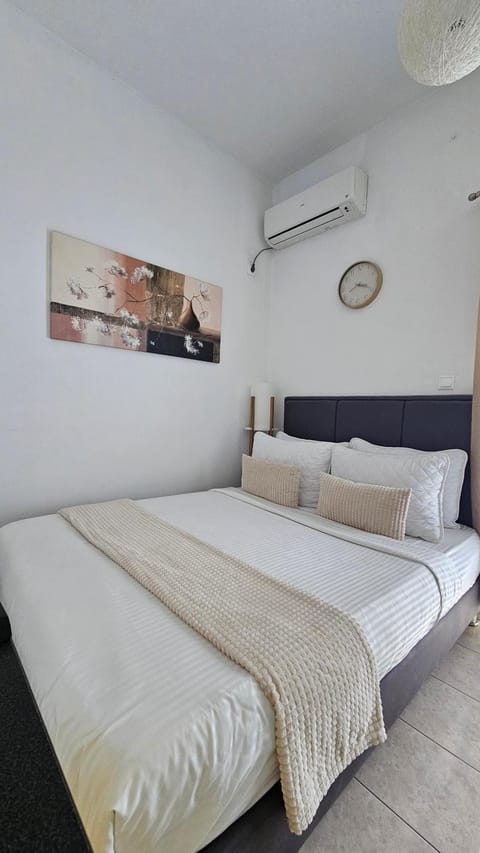 Bed, Bedroom, air conditioner