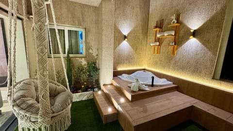 Hot Tub, Balcony/Terrace, Seating area