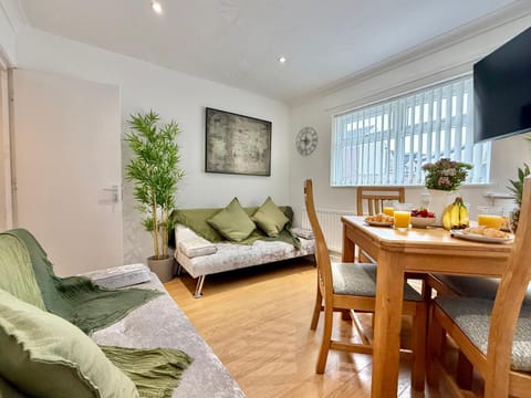 Communal lounge/ TV room, TV and multimedia, Living room, Food and drinks, Seating area, Dining area, Evening entertainment, Food, Entertainment, heating, heating, internet, internet