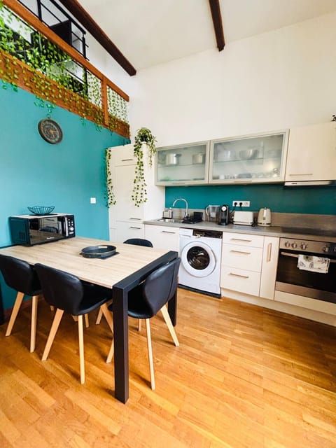Kitchen or kitchenette, Dining area, dishwasher, oven, stove, toaster, washing machine