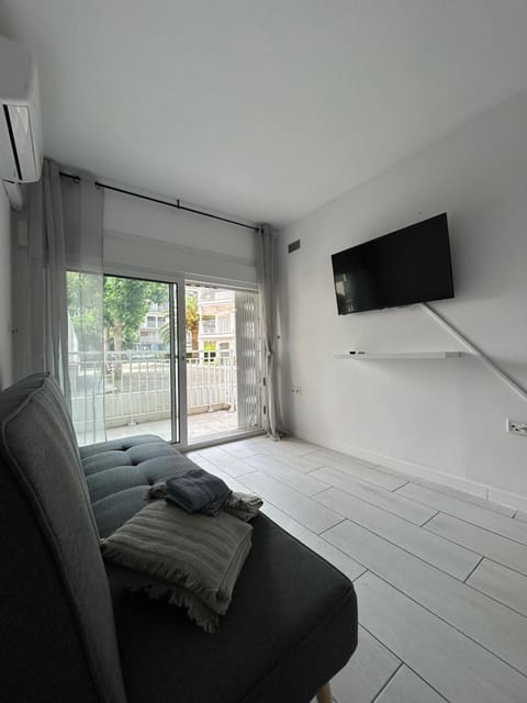 Communal lounge/ TV room, TV and multimedia, Living room, Seating area, Evening entertainment