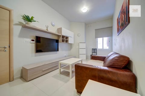 Communal lounge/ TV room, Bed, TV and multimedia, Kitchen or kitchenette, Living room, Photo of the whole room, Seating area, Evening entertainment, Bedroom