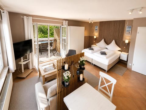 Living room, Bedroom, Food