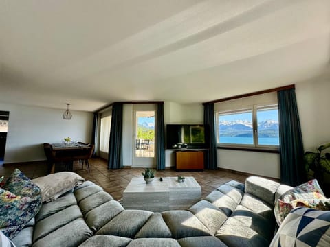 Natural landscape, TV and multimedia, Living room, Seating area