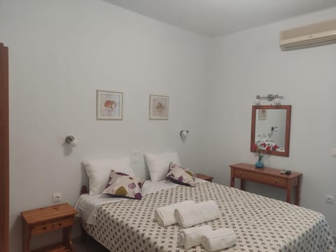 Photo of the whole room, Bedroom, air conditioner