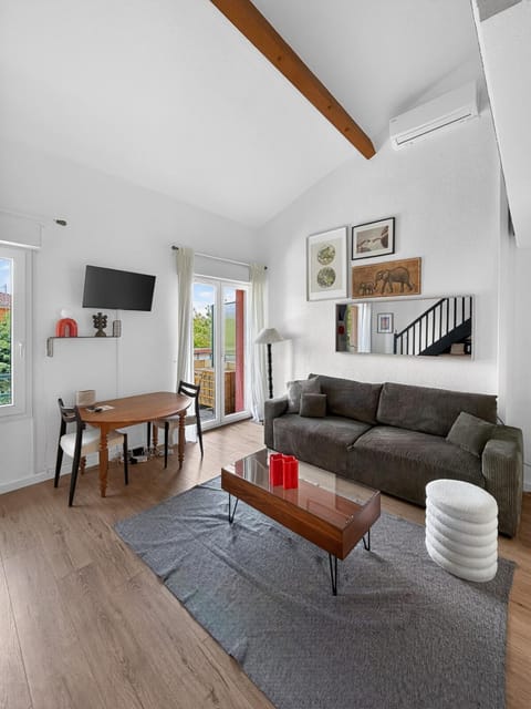 TV and multimedia, Seating area, Dining area