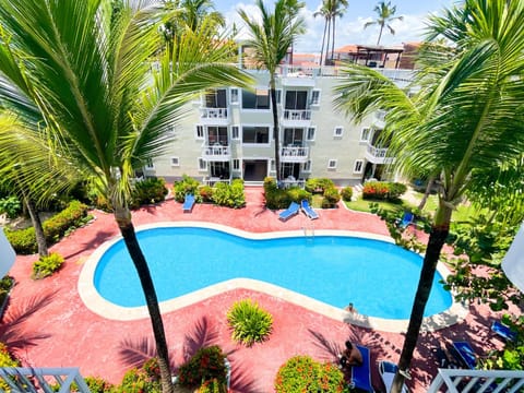 Property building, Patio, Spring, Day, Garden, Garden view, Pool view, Swimming pool, Swimming pool, sunbed