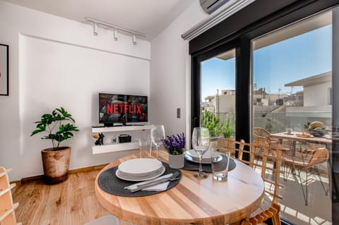 Communal lounge/ TV room, Day, TV and multimedia, Balcony/Terrace, Living room, Seating area, Dining area, air conditioner
