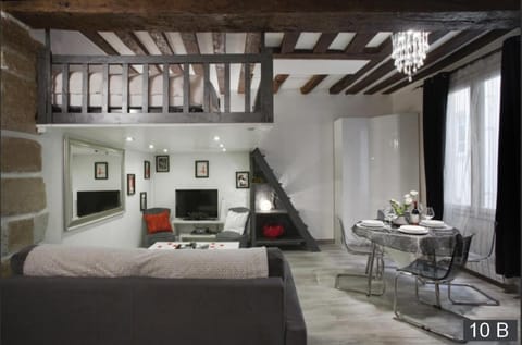 Bed, TV and multimedia, Living room, Photo of the whole room, Seating area, Bedroom