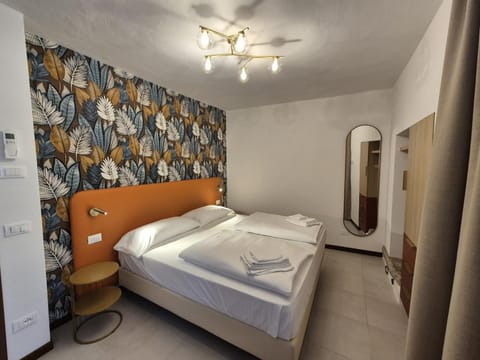 Photo of the whole room, Bedroom, air conditioner