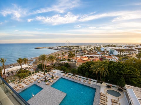 Property building, Balcony/Terrace, Sea view, Swimming pool, sunbed