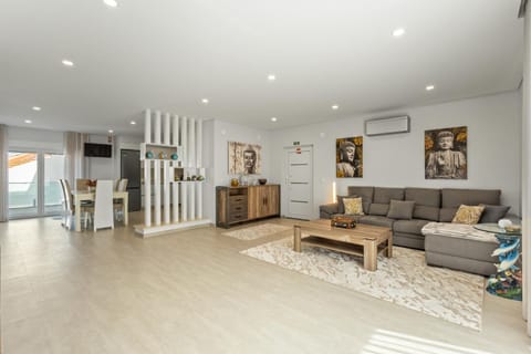 TV and multimedia, Kitchen or kitchenette, Living room, Seating area